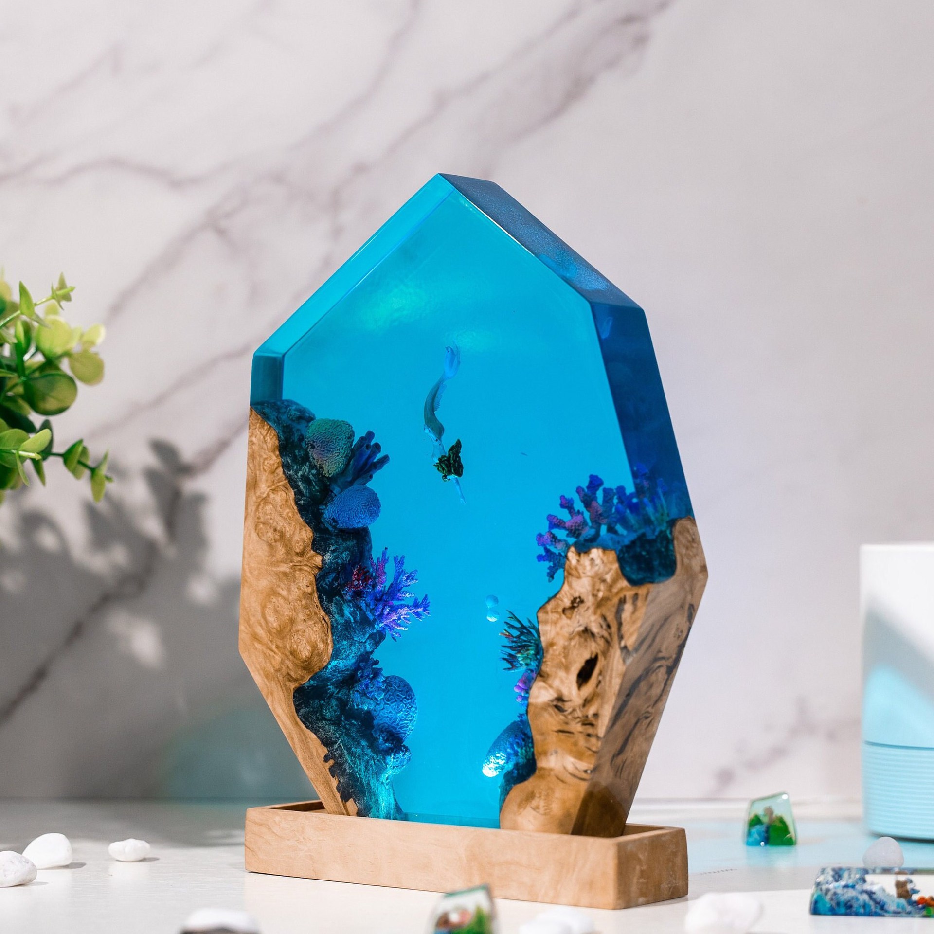 カスタマイズアイテム樹脂テーブルライトファンタジーワールドマ - Lighting World Decor のレビューと価格
