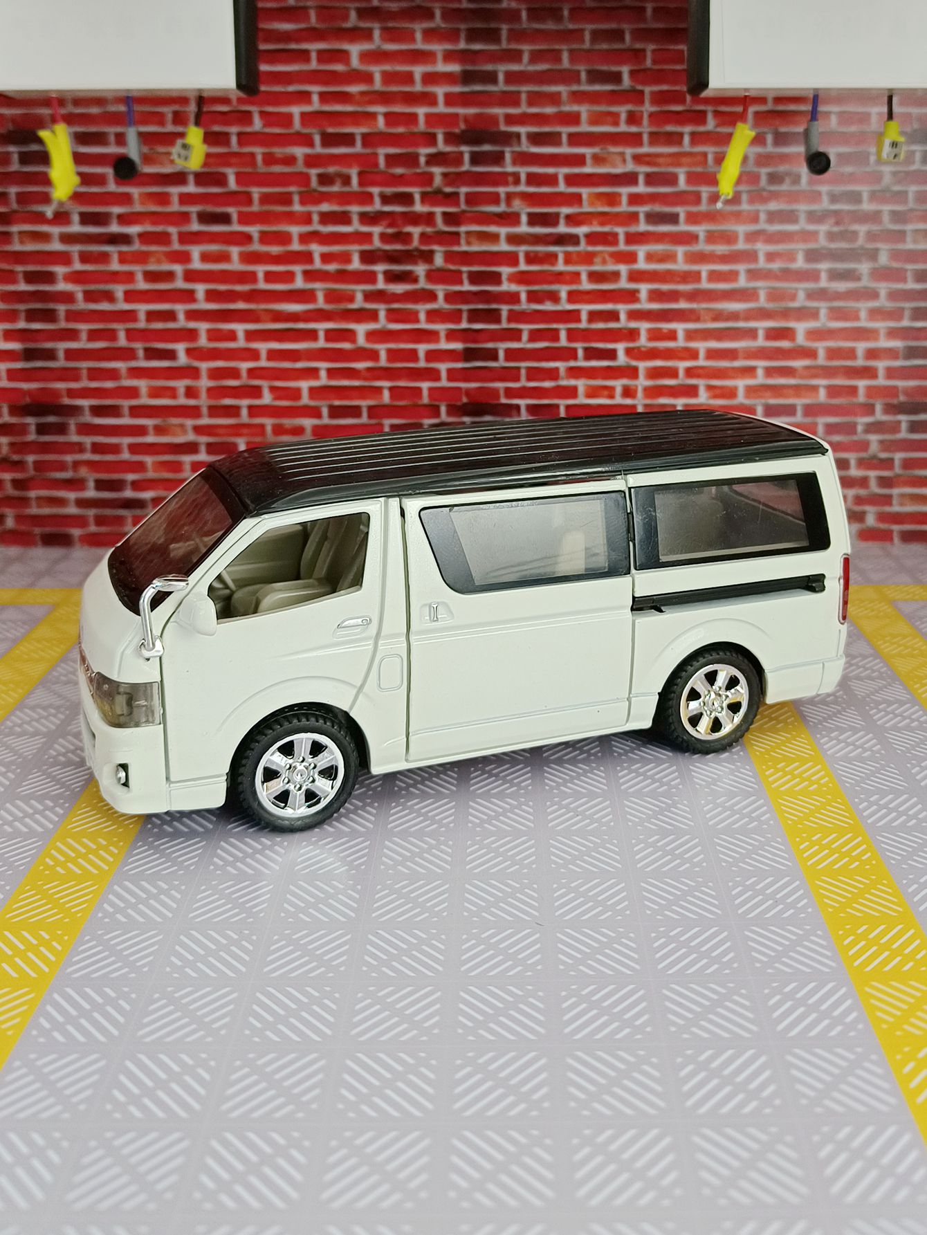 1:32 シミュレーション トヨタ ハイエース 合金製商用車 - Decor Lighting Returns のレビューと価格